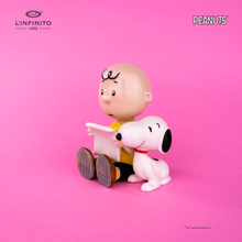 Carica l'immagine nel visualizzatore di Gallery, Statuina di Charlie Brown e Snoopy che leggono un foglio.