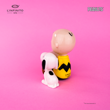 Carica l'immagine nel visualizzatore di Gallery, Statuina di Charlie Brown e Snoopy che leggono un foglio.