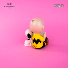 Carica l'immagine nel visualizzatore di Gallery, Statuina di Charlie Brown e Snoopy che leggono un foglio.