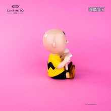 Carica l'immagine nel visualizzatore di Gallery, Statuina di Charlie Brown e Snoopy che leggono un foglio.