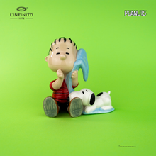 Carica l'immagine nel visualizzatore di Gallery, Statuina di Linus col dito in bocca e la sua copertina e Snoopy.