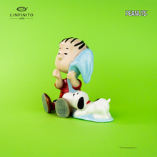 Carica l'immagine nel visualizzatore di Gallery, Statuina di Linus col dito in bocca e la sua copertina e Snoopy.