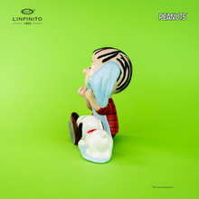 Carica l'immagine nel visualizzatore di Gallery, Statuina di Linus col dito in bocca e la sua copertina e Snoopy.