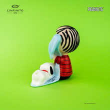 Carica l'immagine nel visualizzatore di Gallery, Statuina di Linus col dito in bocca e la sua copertina e Snoopy.