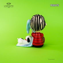 Carica l'immagine nel visualizzatore di Gallery, Statuina di Linus col dito in bocca e la sua copertina e Snoopy.