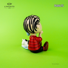 Carica l'immagine nel visualizzatore di Gallery, Statuina di Linus col dito in bocca e la sua copertina e Snoopy.