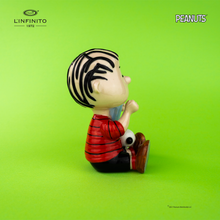 Carica l'immagine nel visualizzatore di Gallery, Statuina di Linus col dito in bocca e la sua copertina e Snoopy.