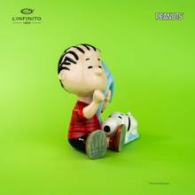 Carica l'immagine nel visualizzatore di Gallery, Statuina di Linus col dito in bocca e la sua copertina e Snoopy.