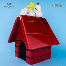 Carica l'immagine nel visualizzatore di Gallery, Statuina di Snoopy e Woodstock sulla cuccia