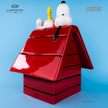 Carica l'immagine nel visualizzatore di Gallery, Statuina di Snoopy e Woodstock sulla cuccia