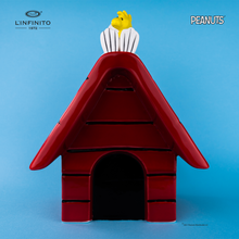 Carica l'immagine nel visualizzatore di Gallery, Statuina di Snoopy e Woodstock sulla cuccia