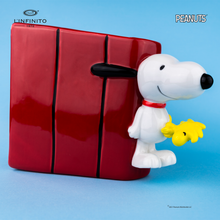 Carica l'immagine nel visualizzatore di Gallery, Statuina di Snoopy e Woodstock sulla cuccia