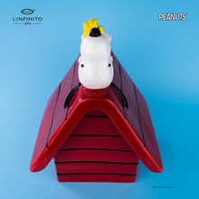 Carica l'immagine nel visualizzatore di Gallery, Statuina di Snoopy e Woodstock sulla cuccia