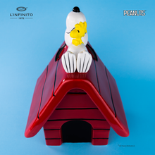 Carica l'immagine nel visualizzatore di Gallery, Statuina di Snoopy e Woodstock sulla cuccia