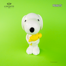 Carica l'immagine nel visualizzatore di Gallery, Statuina di Snoopy con in braccio Woodstock.