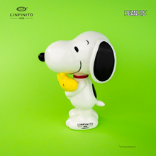 Carica l'immagine nel visualizzatore di Gallery, Statuina di Snoopy con in braccio Woodstock.