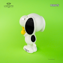 Carica l'immagine nel visualizzatore di Gallery, Statuina di Snoopy con in braccio Woodstock.
