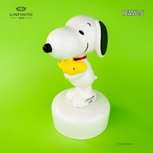 Carica l'immagine nel visualizzatore di Gallery, Statuina di Snoopy con in braccio Woodstock, su carillon musicale