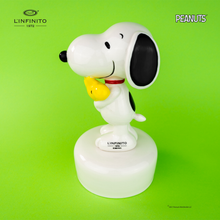 Carica l'immagine nel visualizzatore di Gallery, Statuina di Snoopy con in braccio Woodstock, su carillon musicale