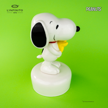 Carica l'immagine nel visualizzatore di Gallery, Statuina di Snoopy con in braccio Woodstock, su carillon musicale