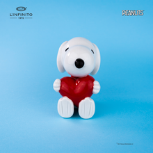 Carica l'immagine nel visualizzatore di Gallery, Statuina di Snoopy che abbraccia un cuore.