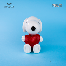 Carica l'immagine nel visualizzatore di Gallery, Statuina di Snoopy che abbraccia un cuore.
