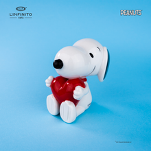 Carica l'immagine nel visualizzatore di Gallery, Statuina di Snoopy che abbraccia un cuore.