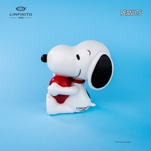 Carica l'immagine nel visualizzatore di Gallery, Statuina di Snoopy che abbraccia un cuore.