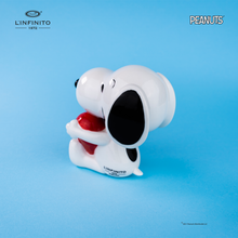 Carica l'immagine nel visualizzatore di Gallery, Statuina di Snoopy che abbraccia un cuore.