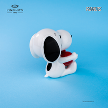 Carica l'immagine nel visualizzatore di Gallery, Statuina di Snoopy che abbraccia un cuore.