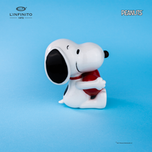 Carica l'immagine nel visualizzatore di Gallery, Statuina di Snoopy che abbraccia un cuore.