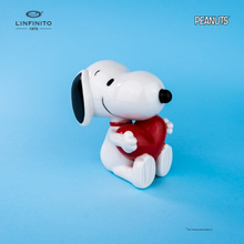 Carica l'immagine nel visualizzatore di Gallery, Statuina di Snoopy che abbraccia un cuore.
