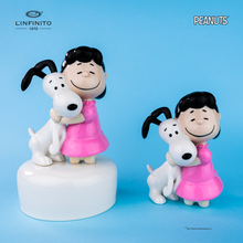 Carica l'immagine nel visualizzatore di Gallery, Statuina di Lucy Van Pelt che abbraccia forte Snoopy su carillon musicale.