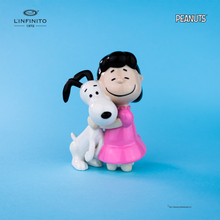 Carica l'immagine nel visualizzatore di Gallery, Statuina di Lucy Van Pelt che abbraccia forte Snoopy.