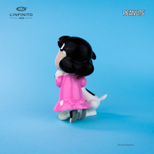 Carica l'immagine nel visualizzatore di Gallery, Statuina di Lucy Van Pelt che abbraccia forte Snoopy.