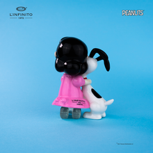 Carica l'immagine nel visualizzatore di Gallery, Statuina di Lucy Van Pelt che abbraccia forte Snoopy.