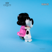 Carica l'immagine nel visualizzatore di Gallery, Statuina di Lucy Van Pelt che abbraccia forte Snoopy.