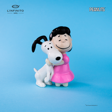 Carica l'immagine nel visualizzatore di Gallery, Statuina di Lucy Van Pelt che abbraccia forte Snoopy.
