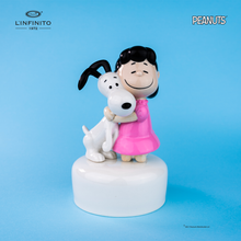 Carica l'immagine nel visualizzatore di Gallery, Statuina di Lucy Van Pelt che abbraccia forte Snoopy su carillon musicale.