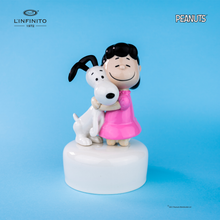 Carica l'immagine nel visualizzatore di Gallery, Statuina di Lucy Van Pelt che abbraccia forte Snoopy su carillon musicale.