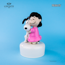Carica l'immagine nel visualizzatore di Gallery, Statuina di Lucy Van Pelt che abbraccia forte Snoopy su carillon musicale.