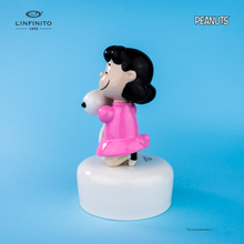 Carica l'immagine nel visualizzatore di Gallery, Statuina di Lucy Van Pelt che abbraccia forte Snoopy su carillon musicale.