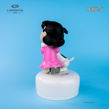 Carica l'immagine nel visualizzatore di Gallery, Statuina di Lucy Van Pelt che abbraccia forte Snoopy su carillon musicale.