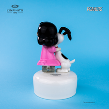 Carica l'immagine nel visualizzatore di Gallery, Statuina di Lucy Van Pelt che abbraccia forte Snoopy su carillon musicale.