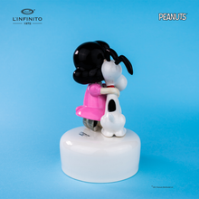 Carica l'immagine nel visualizzatore di Gallery, Statuina di Lucy Van Pelt che abbraccia forte Snoopy su carillon musicale.