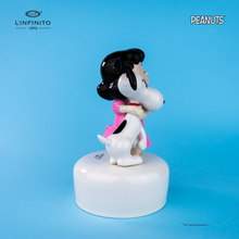 Carica l'immagine nel visualizzatore di Gallery, Statuina di Lucy Van Pelt che abbraccia forte Snoopy su carillon musicale.