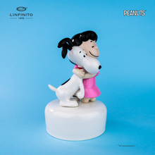 Carica l'immagine nel visualizzatore di Gallery, Statuina di Lucy Van Pelt che abbraccia forte Snoopy su carillon musicale.