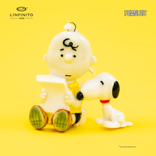 Carica l'immagine nel visualizzatore di Gallery, Calamita di Charlie Brown che legge insieme a Snoopy