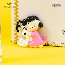 Carica l'immagine nel visualizzatore di Gallery, Calamita di Lucy Van Pelt che abbraccia Snoopy