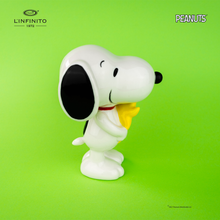 Carica l&#39;immagine nel visualizzatore di Gallery, Statuina di Snoopy con in braccio Woodstock.
